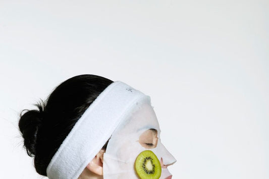 Get rid of the acne with the help of a kiwi