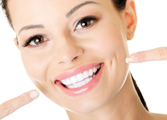 How to have white teeth with the help of a makeup?