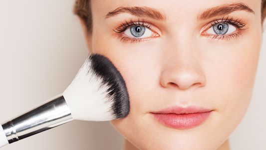 Anti-age make-up techniques to mask wrinkles and achieve youthful-looking skin